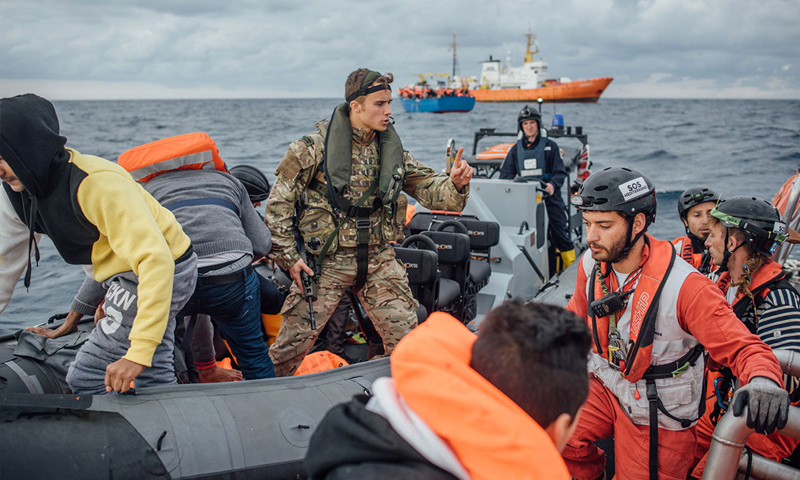 تعبيرية لإنقاذ لاجئين سوريين من البحر (إنترنت)