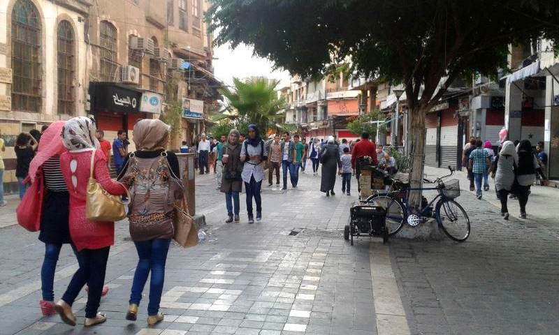 فتيات تمشين في شوارع دمشق القديمة (إنترنت)