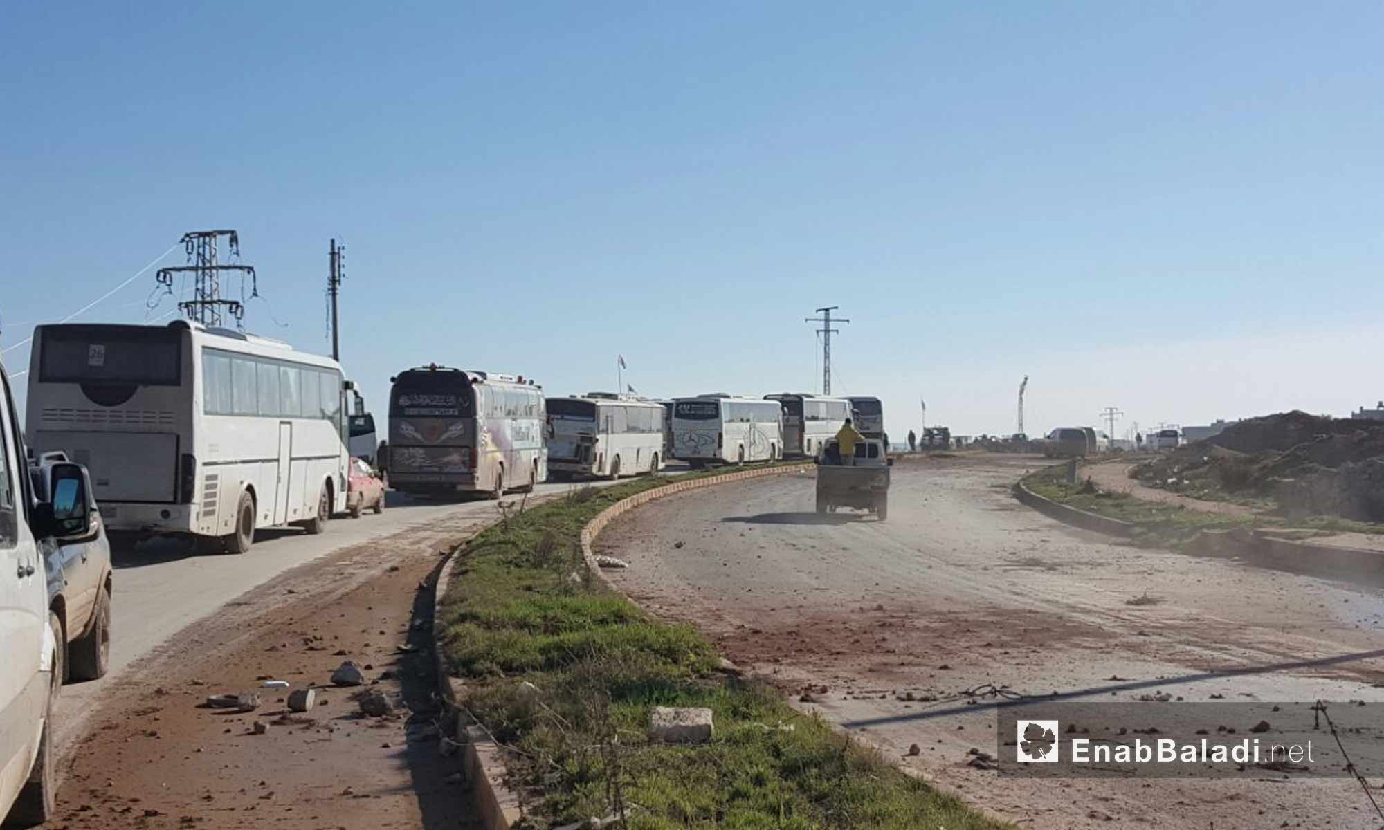 وصول الحافلات التي تقل أهالي حي الوعر إلى ريف حلب الشمالي - 10 آذار 2017 - (عنب بلدي)