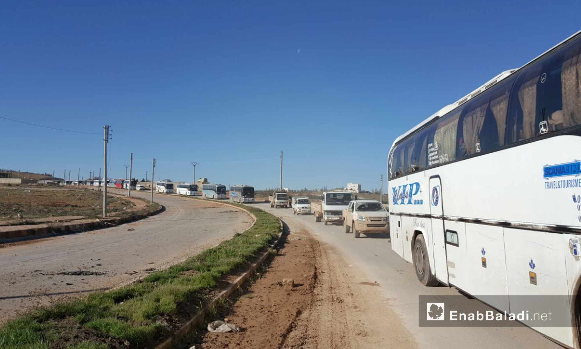 وصول الحافلات التي تقل أهالي حي الوعر إلى ريف حلب الشمالي - 10 آذار 2017 - (عنب بلدي)
