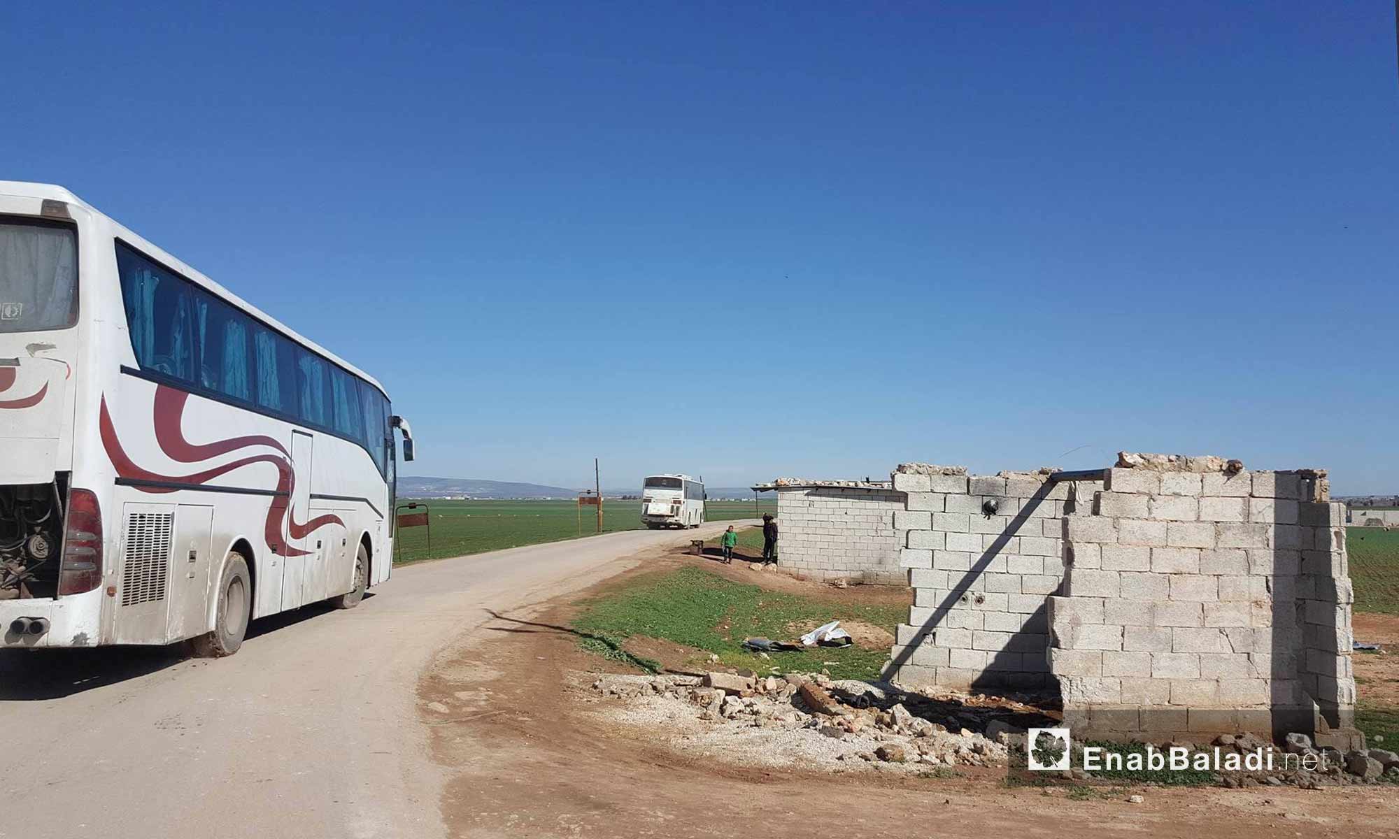 وصول الحافلات التي تقل أهالي حي الوعر إلى ريف حلب الشمالي - 10 آذار 2017 - (عنب بلدي)وصول الحافلات التي تقل أهالي حي الوعر إلى ريف حلب الشمالي - 10 آذار 2017 - (عنب بلدي)