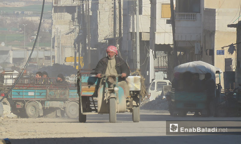 رجل مسن يستقل دراجة نارية بثلاثة عجلات في مدينة الباب بعد تحريرها - 19 آذار 2017 -(عنب بلدي)