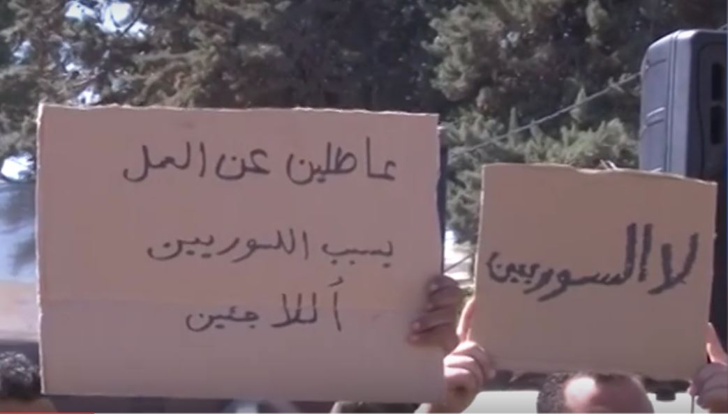 لافتة مرفوعة في إحدى القرى اللبنانية احتجاجًا على وجود السوريين في لبنان وعمالتهم- (يوتيوب)
