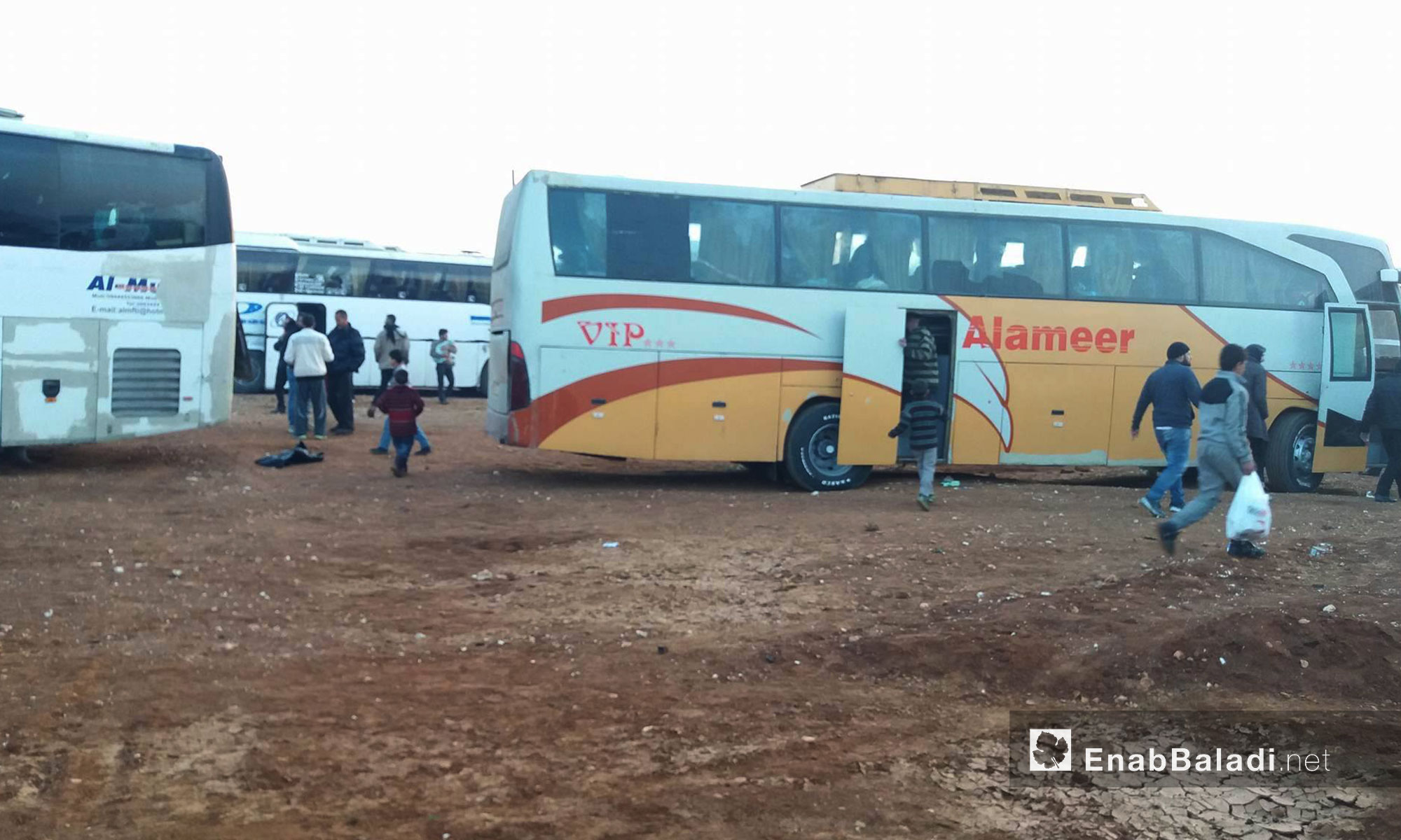 وصول الحافلات التي تقل أهالي الوعر إلى ريف حلب الشمالي - 28 آذار 2017 (عنب بلدي)