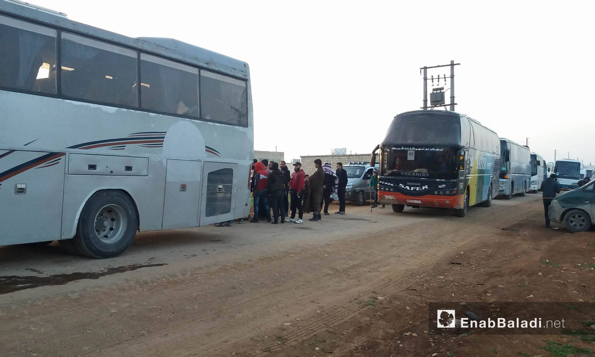 وصول الحافلات التي تقل أهالي الوعر إلى ريف حلب الشمالي - 28 آذار 2017 (عنب بلدي)