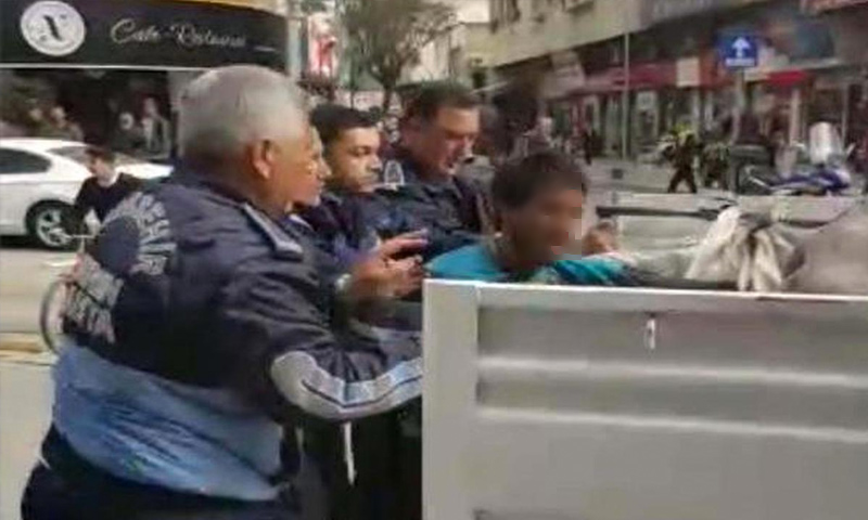 مصادرة عربة الشاب السوري (CNN)