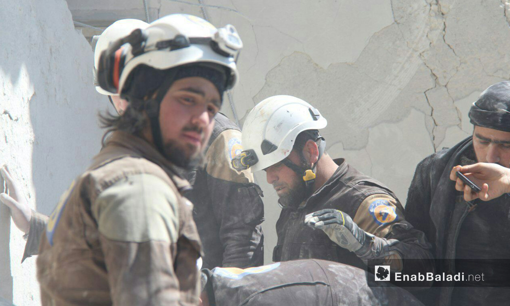 عمليات انتشال العالقين تحت الأنقاض من قبل الدفاع المدني جراء قصف الطيران الحربي مدينة إدلب - 19 آذار 2017 (عنب بلدي)