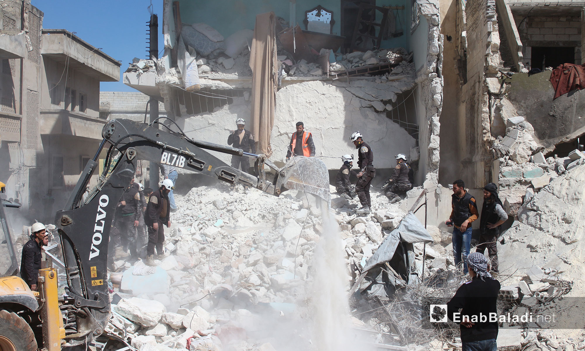 ضحايا أطفال ونساء ودمار في منازل المدنيين جراء قصف الطيران الحربي مدينة إدلب - 19 آذار 2017 (عنب بلدي)