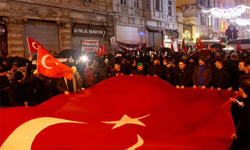 متظاهرون أتراك أمام القنصلية الهولندية في اسطنبول - 11 آذار 2017 (وسائل إعلام تركية)