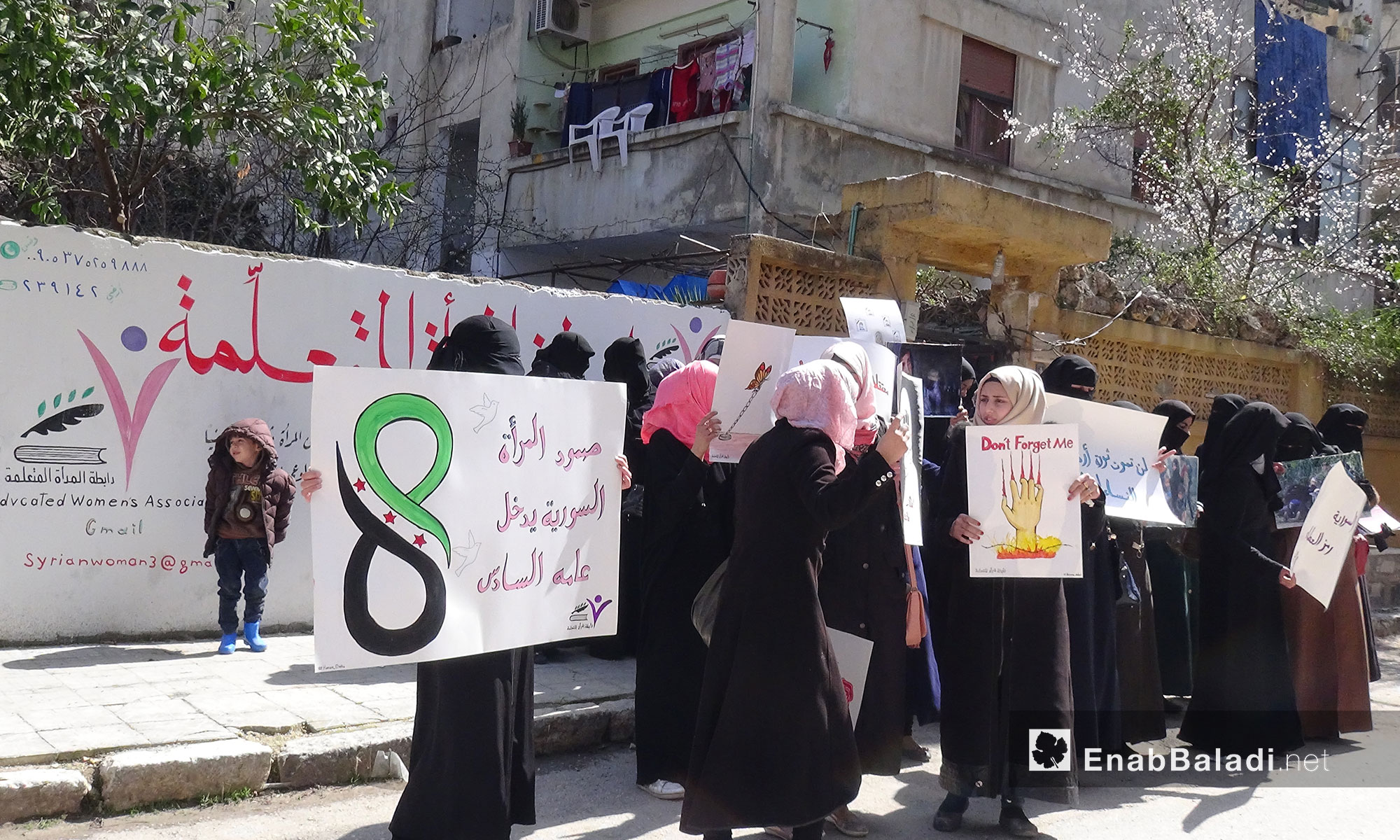 وقفة تضامنية للتذكير بالمعتقلات في سجون النظام في يوم المرأة العالمي - "رابطة المرأة المتعلمة" إدلب - 8 آذار 2017 (عنب بلدي)