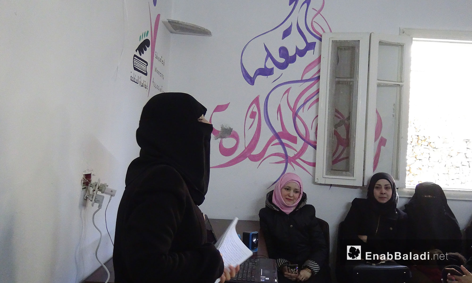 وقفة تضامنية للتذكير بالمعتقلات في سجون النظام  في يوم المرأة العالمي - "رابطة المرأة المتعلمة" إدلب - 8 آذار 2017 (عنب بلدي)