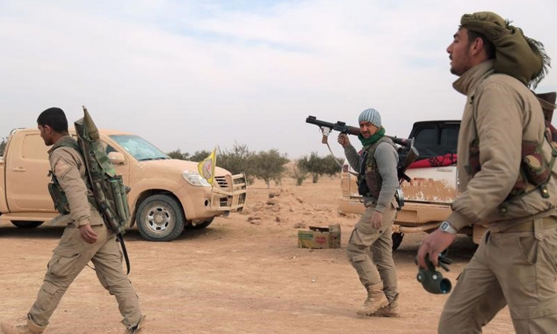عناصر من قوات سوريا الديموقراطية في محيط مدينة الرقة - (رويترز)