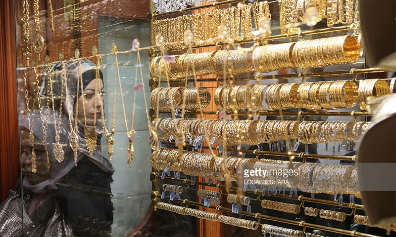 امرأة سورية تقف امام سوق الذهب في دمشق القديمة في 2010.امرأة سورية تقف امام سوق الذهب في دمشق القديمة في 2010.