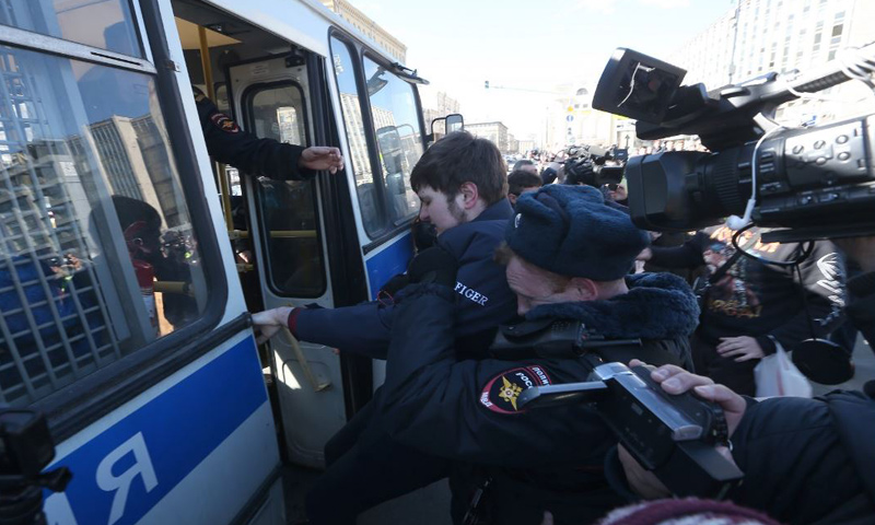 اعتقالات لمتظاهرين أتراك في العاصمة الروسية موسكو- الأحد 26 آذار (getty)