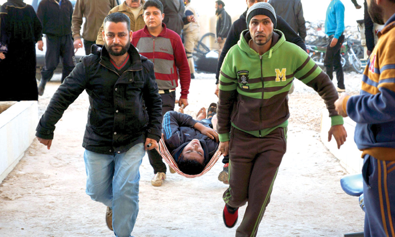 مدنيون يسعفون جريحًا في ريف درعا بعد غارة روسية ضربت الشيخ مسكين 31 كانون الأول 2015 (رويترز)