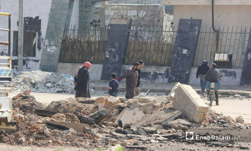 أهالي حي الوعر الذي تعرض للقصف على على مدار الأيام الماضية - 8 آذار 2017 (عنب بلدي)