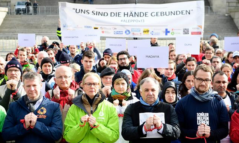 وقفة "مكتوفي الايادي" أمام البرلمان الألماني من أجل السوريين المحاصرين - الخميس 9 آذار - (دويتشه فيله"