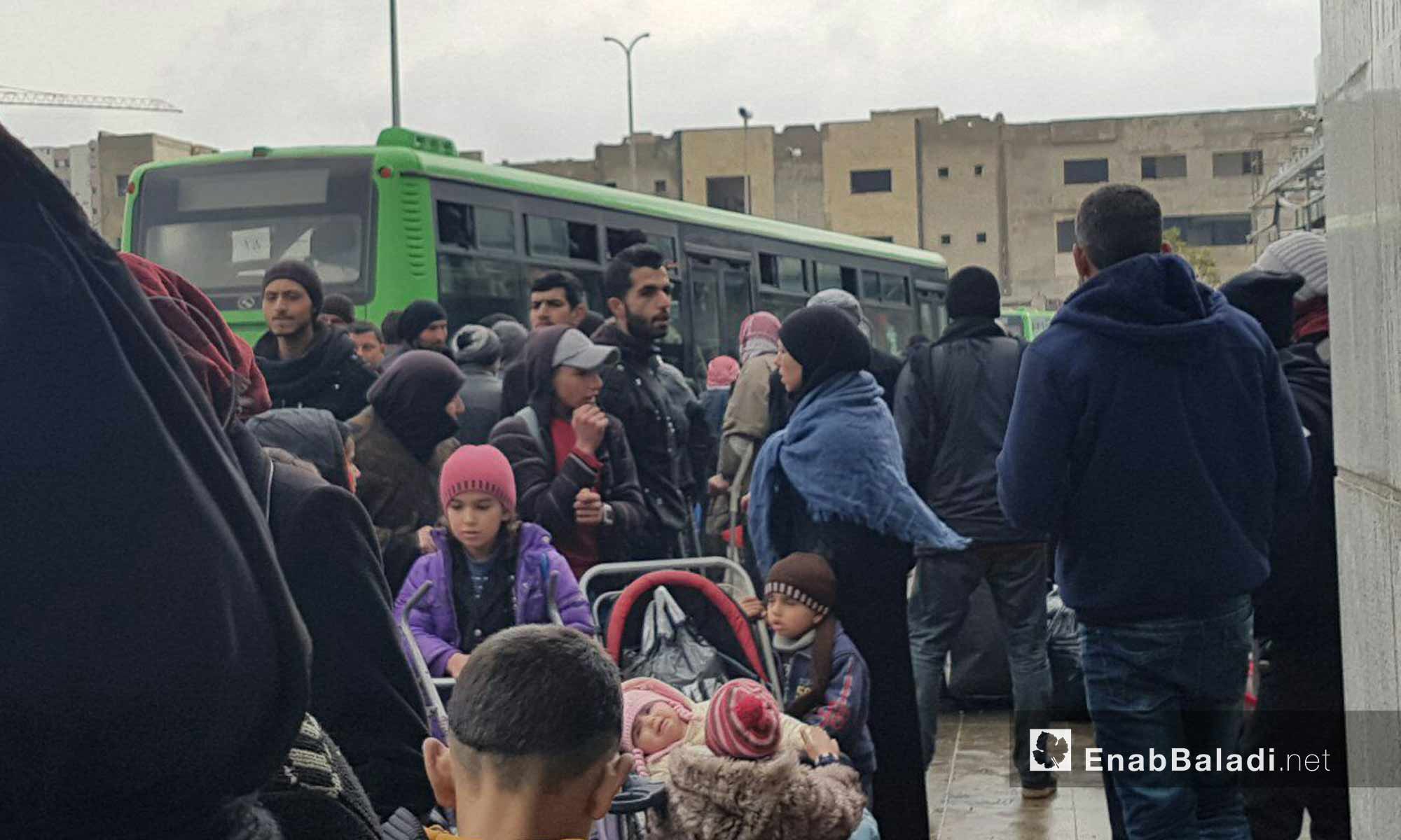 أهالي الوعر في حمص قبل مغادرة الحي إلى الشمال السوري - 18 آذار 2017-(عنب بلدي)