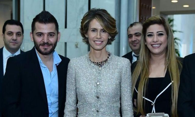 حسام جنيد وزوجته الممثلة إمارات رزق برفقة أسماء الأسد - (فيس بوك)
