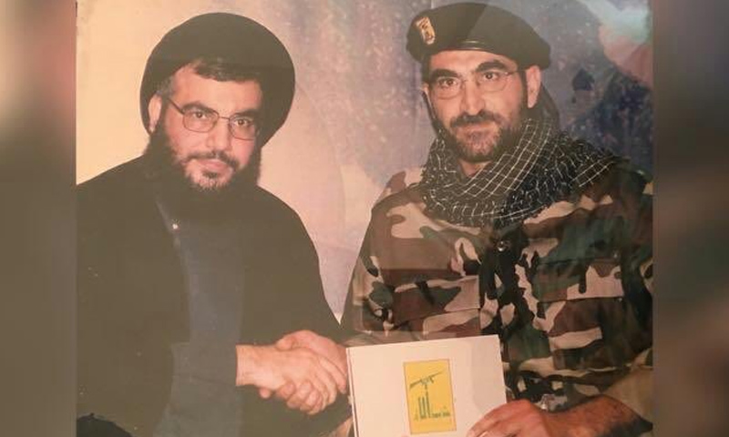 القيادي في "حزب الله" اللبناني، بلال منير الزيباوي، إلى جانب قائده حسن نصر الله (إنترنت)