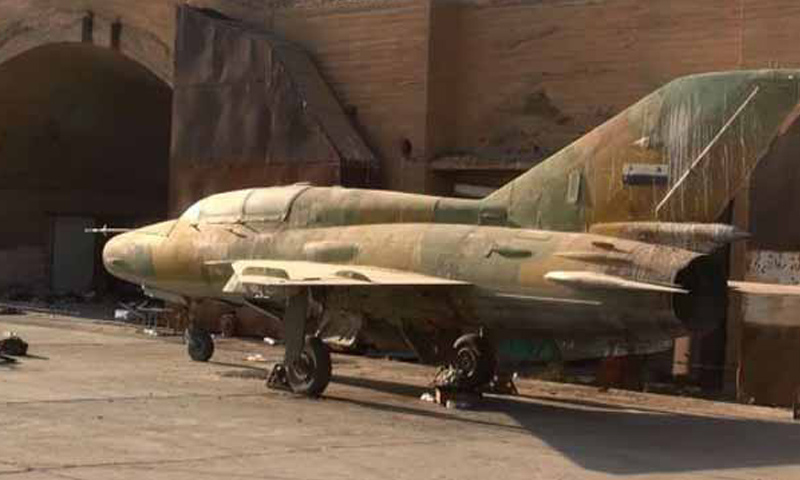 طائرة حربية في مطار الطبقة عقب سيطرة تنظيم "الدولة" عليه في آب 2014 (تويتر)