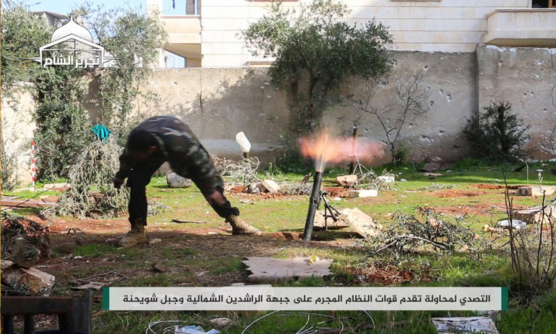 مقاتل في هيئة تحرير الشام ينفّذ قصفًا بقذائف "الهاون" في ريف حلب (هيئة تحرير الشام)