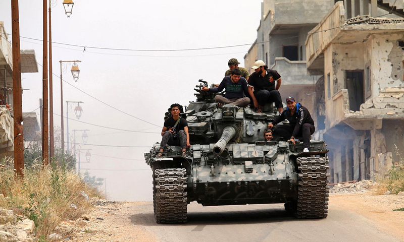 دبابة لـ"الجيش الحر" في مدينة درعا - كانون الثاني 2017 - (AFP)
