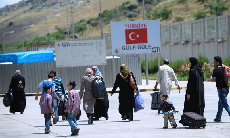 عدد اللاجئين السوريين في تركيا بلغ مليونين و957 ألفًا - (انترنت)