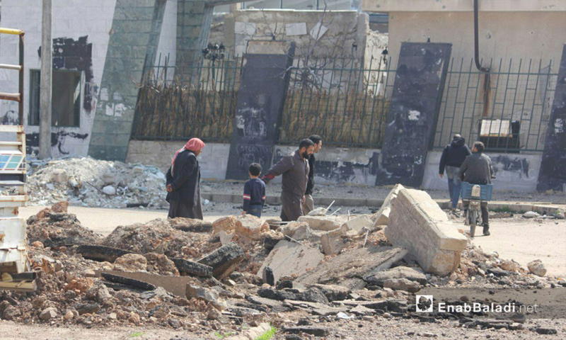 أهالي حي الوعر يخرجون لقضاء حوائجهم بعد التهدئة وتوقف القصف - 8 آذار 2017 (عنب بلدي)
