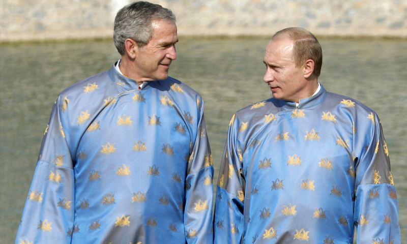 الرئيس الروسي فلاديمير بوتين ونظيره الأمريكي السابق جورج بوش - قمة "أبيك" 2004 - (انترنت)
