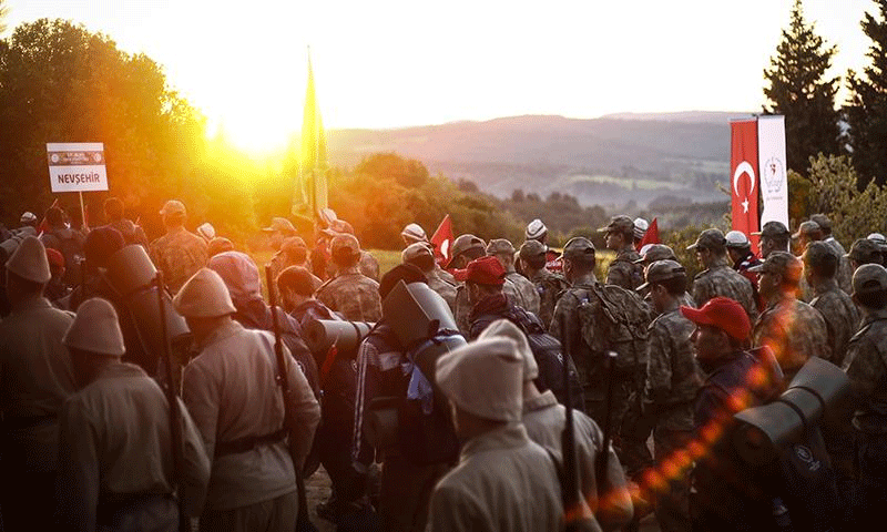 مسيرة فوج الوفاء لإحياء ذكرى معركة تشناق قلعة- شبه جزيرة غاليبولو- (الأناضول)