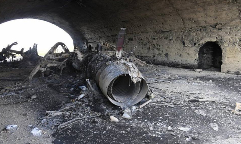 طائرة مدمرة في هنغار داخل مطار الشعيرات- الجمعة 7 نيسان (وكالات)