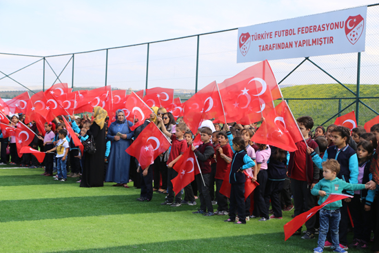 فعاليات افتتاح ملعب كرة قدم للاجئين السوريين في مركز "بوينو يوغون" للإيواء في ولاية هاتاي- تركيا (الأناضول)