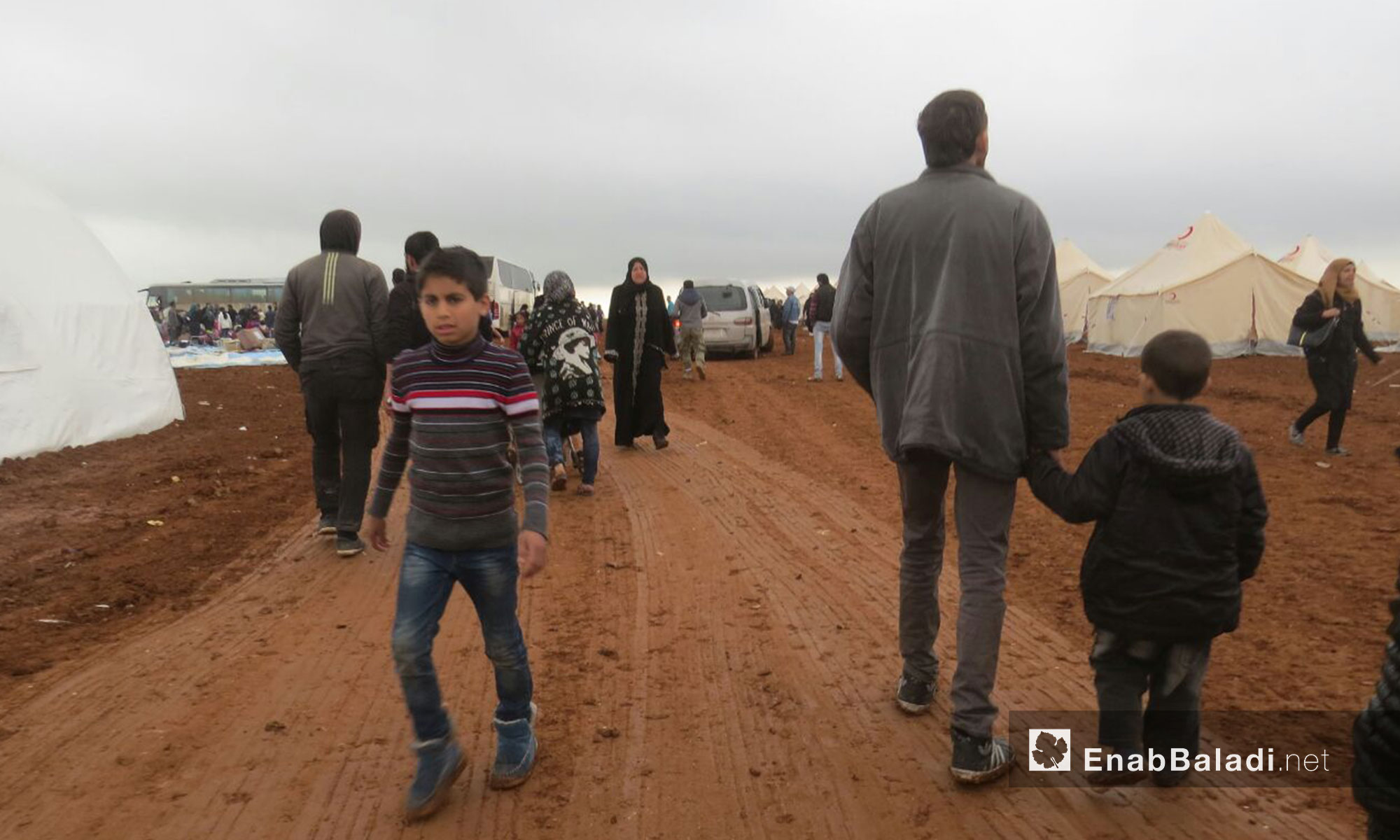 الدفعة الرابعة من سكان حي الوعر التي وصلت إلى جرابلس في ريف حلب الشمالي - 9 نيسان 2017 (عنب بلدي)