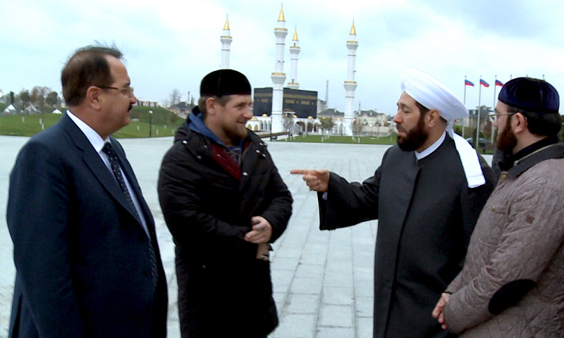 مفتي النظام السوري، أحمد حسون، في زيارة إلى الرئيس الشيشاني رمضان قاديروف، عام 2013 (سانا)