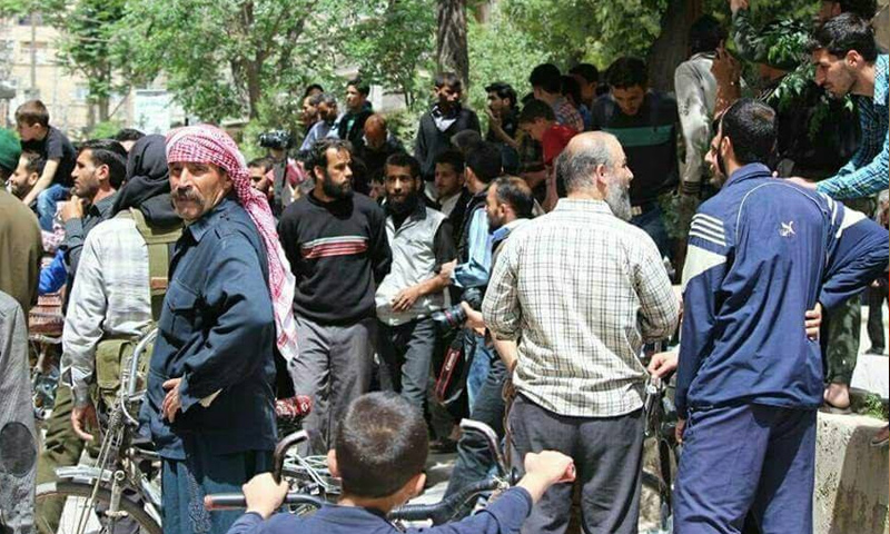 مدنيون من الغوطة الشرقية في مظاهرة رافضة للاقتتال - 30 نيسان 2017 - (فيس بوك)