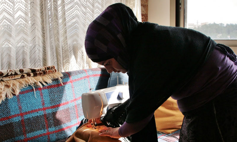 هبة بقاعي فتاة سورية تحيك يدويًا وتبيع منتجاتها في لبنان (Venetia Rainey)
