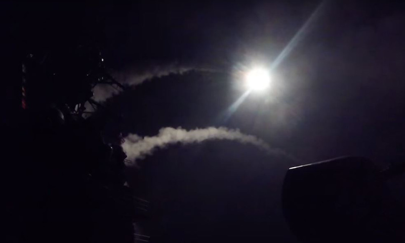 إطلاق صواريخ توماهوك من البارجة الأمريكية في البحر المتوسط- 4 نيسان - (CNN)