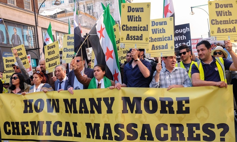 مظاهرة في لندن تندد بالهجوم الكيماوي على خان شيخون بريف إدلب - 8 نيسان-(AFP)