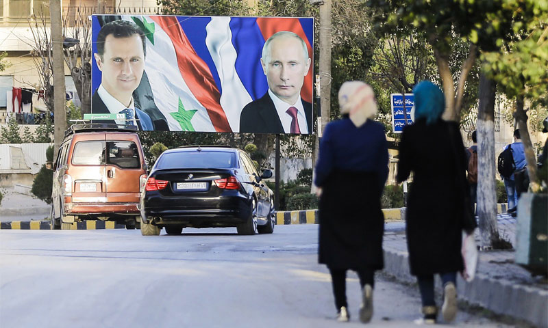 لافتة لرئيس النظام السوري بشار الأسد إلى جانب الرئيس الروسي فلاديمير بوتين - 5 آذار 2017 -(AFP)