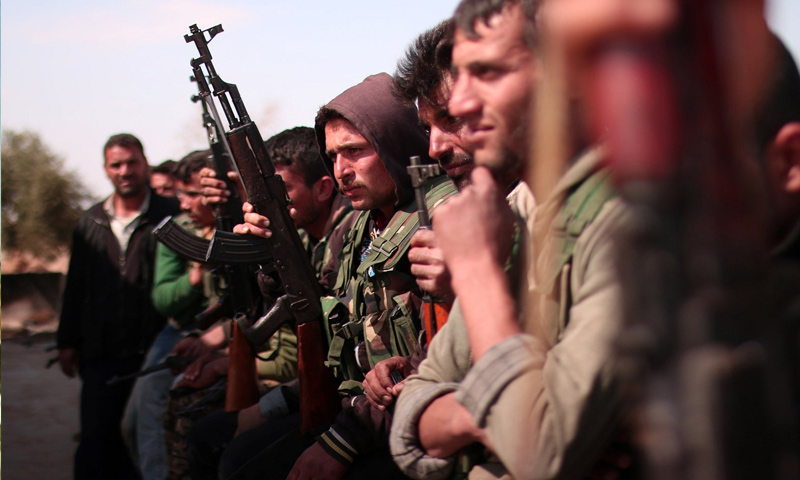 مقاتلين من قوات سوريا الديموقراطية في محيط مدينة الرقة -(رويترز)