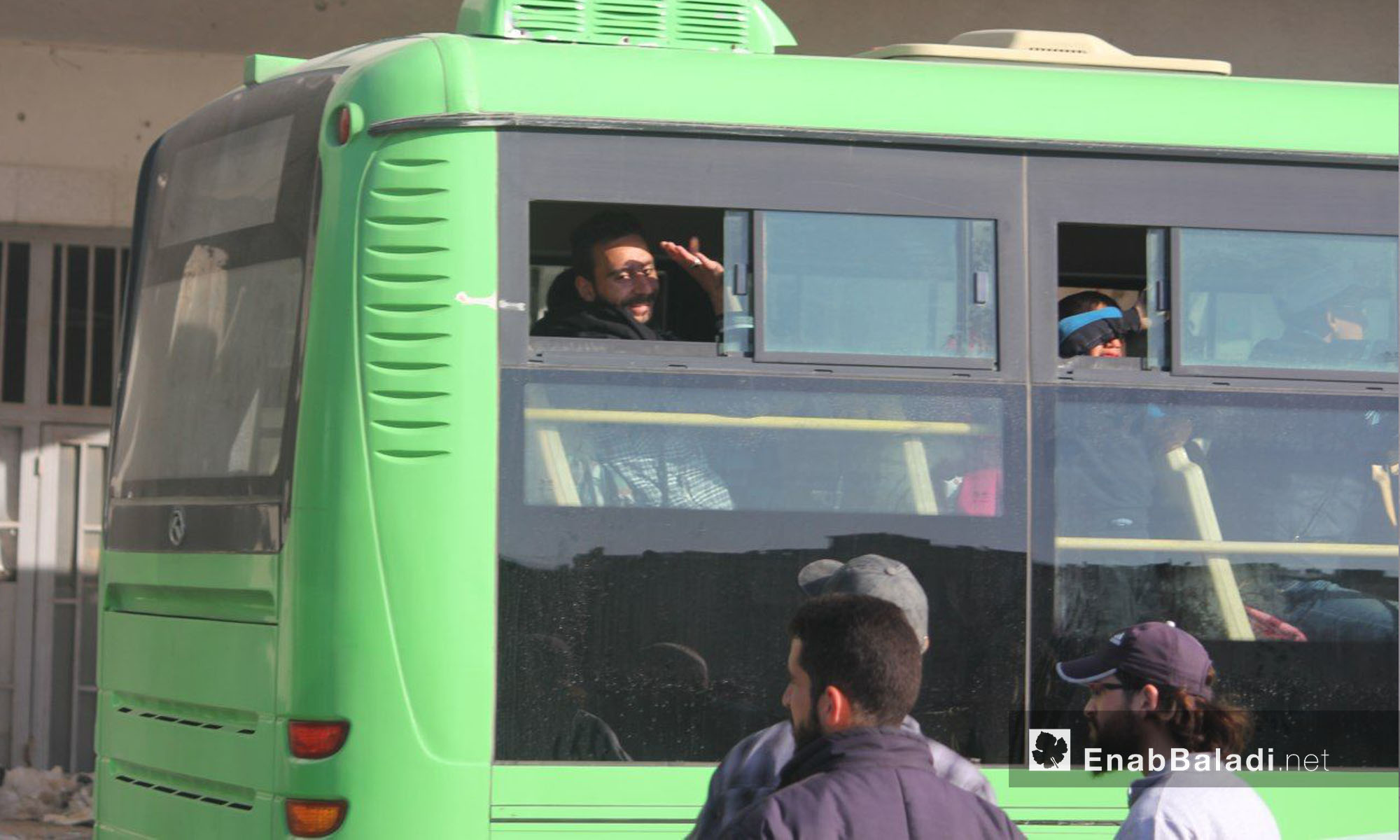 حافلات تحمل مهجري الوعر إلى جرابلس شمال حلب - 24 نيسان 2017 (عنب بلدي)