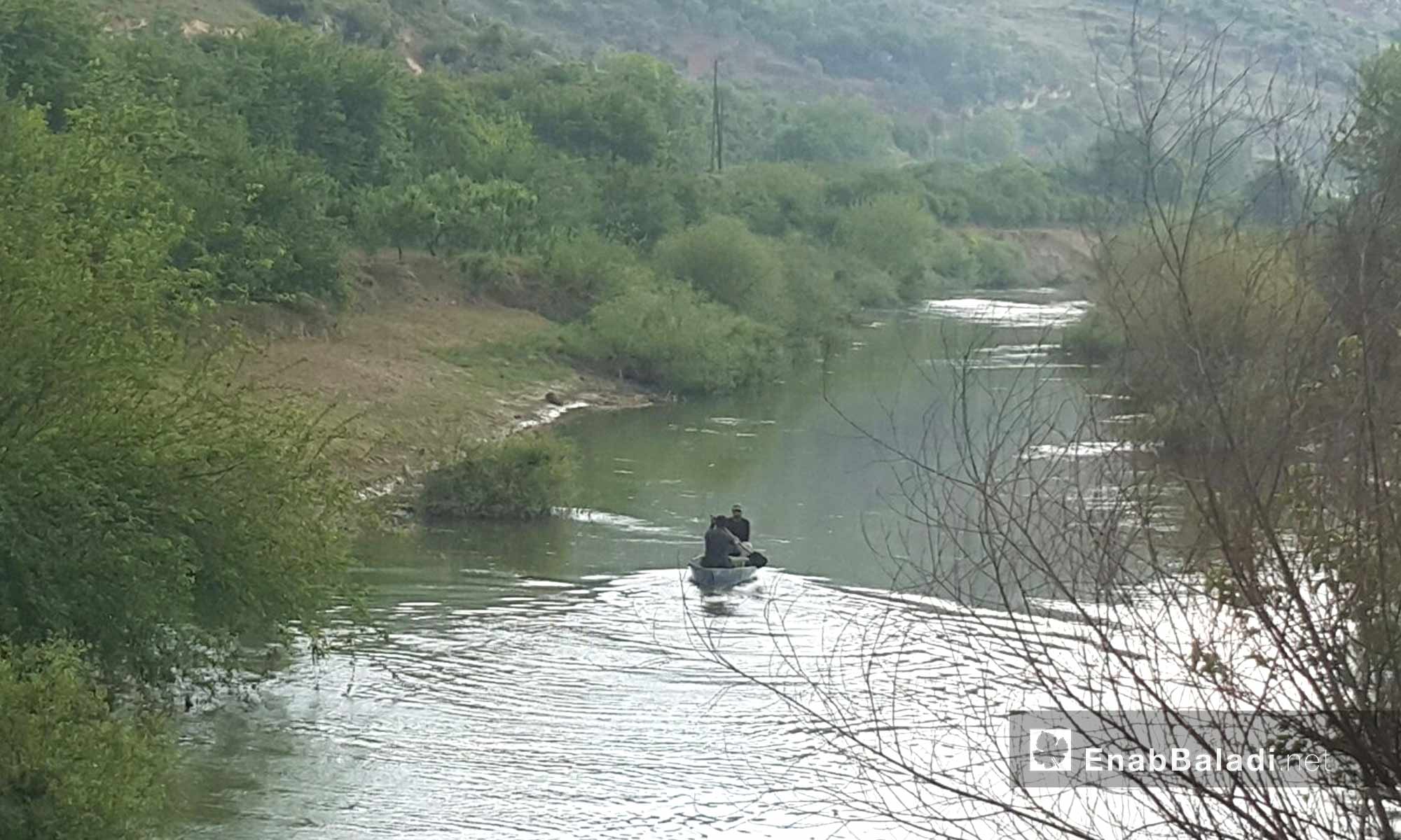 قارب وسط نهر العاصي في منطقة دركوش بجسر الشغور - 16 نيسان 2017 (عنب بلدي)