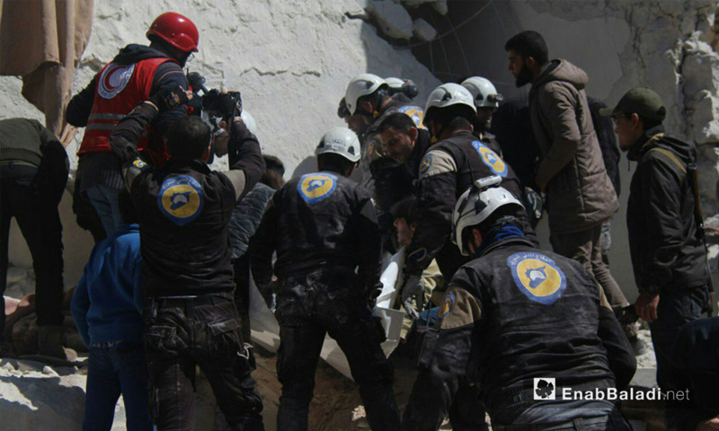 تعبيرية: عمليات انتشال العالقين تحت الأنقاض من قبل الدفاع المدني جراء قصف الطيران الحربي مدينة إدلب - 19 آذار 2017 (عنب بلدي)