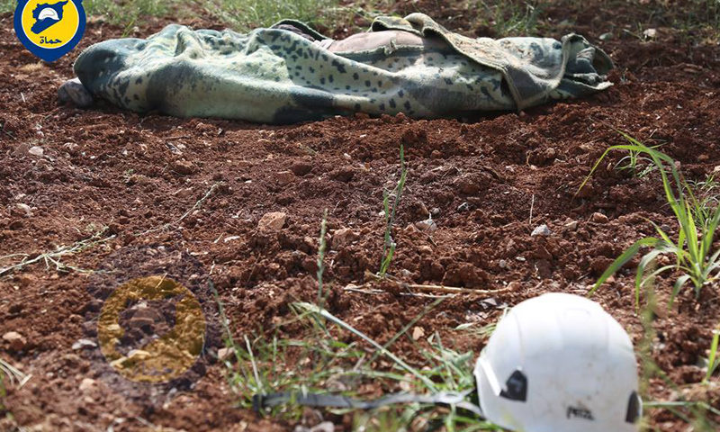 جثة أحد متطوعي الدفاع المدني في كفرزيتا بعد استهداف الطيران الروسي لمقرهم- السبت 29 نيسان (فيس بوك)