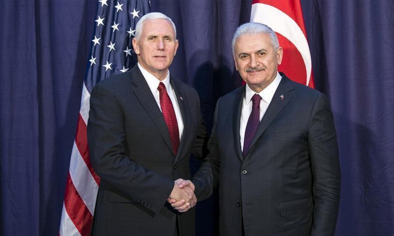 رئيس الوزراء التركي بن علي يلديريم، في لقاء مع نائب رئيس الولايات المتحدة، مايك بنس (إنترنت)