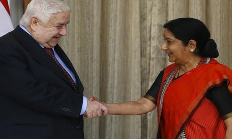 وزير الخارجية وليد المعلم يصافح وزيرة الخارجية الهندية سوشما سوارا - (انترنت)