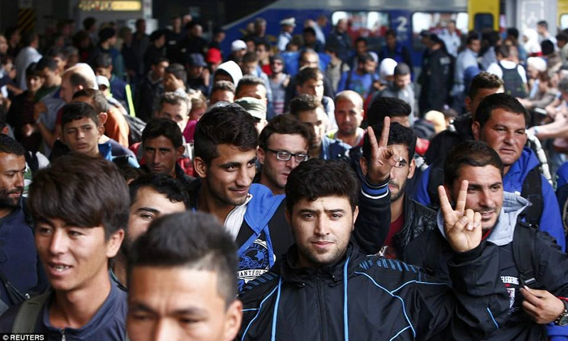 لاجئون سوريون يدخلون الحدود الألمانية (رويترز)