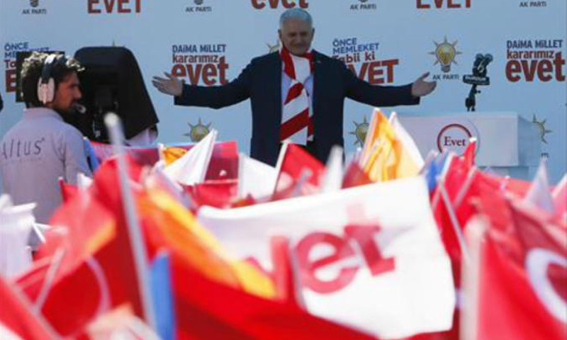 رئيس الوزراء بن علي يلدريم في إحدى حملات التعديلات الدستورية في تركيا - (انترنت)