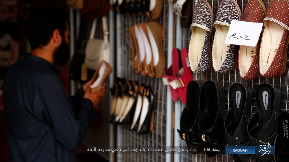 محل أحذية في مدينة الرقة- الأحد 28 أيار (تنظيم الدولة)